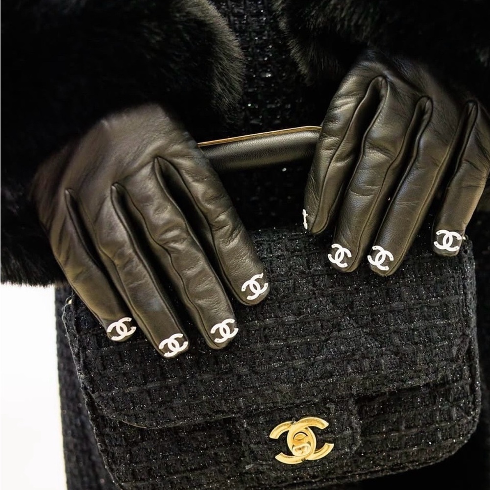 CHANEL Elegant Black Leather Gloves with Iconic Emblem